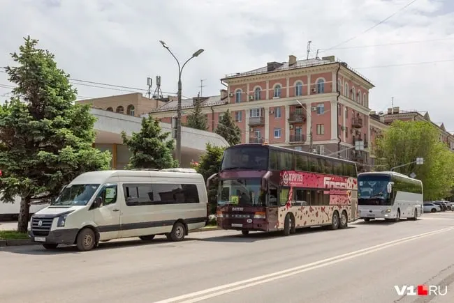 В выходные очередь экскурсионных автобусов заблокировала подъезды к панораме в центре Волгограда; водители жалуются на дефицит парковок для автобусов и рост платных стоянок.
