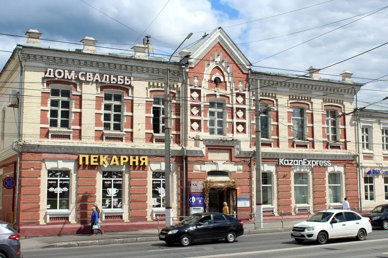 Здание на улице Композиторов Воробьёвых, 14 безвозмездно передали Чебоксарско‑Чувашской епархии до 1 апреля 2072 года; часть горожан выступала за светское использование и создание культурного пространства.