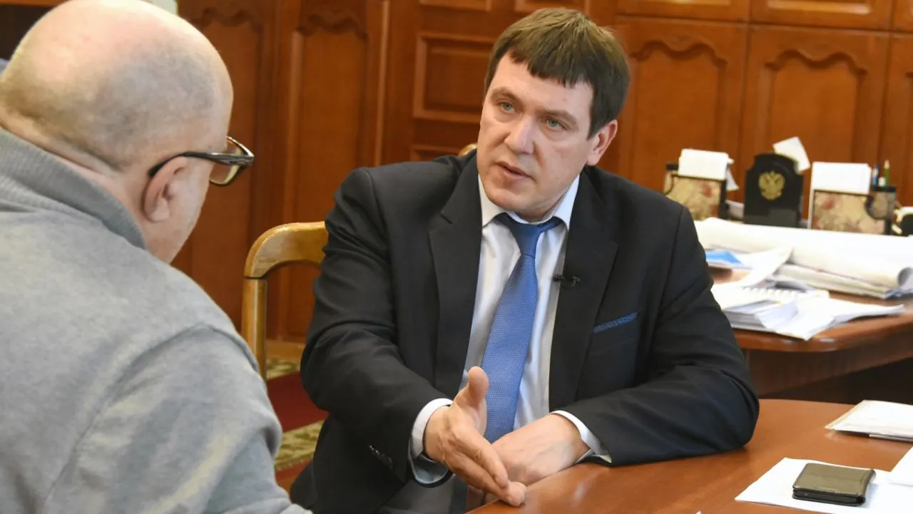 В Воронеже подрядчики обязаны за свой счёт исправить дефекты на пяти улицах после нарушений технологий: асфальт укладывали при +6 °C. Стоимость работ выросла на ≈30%, а строительство километра новой дороги обходится в ~60 млн рублей.