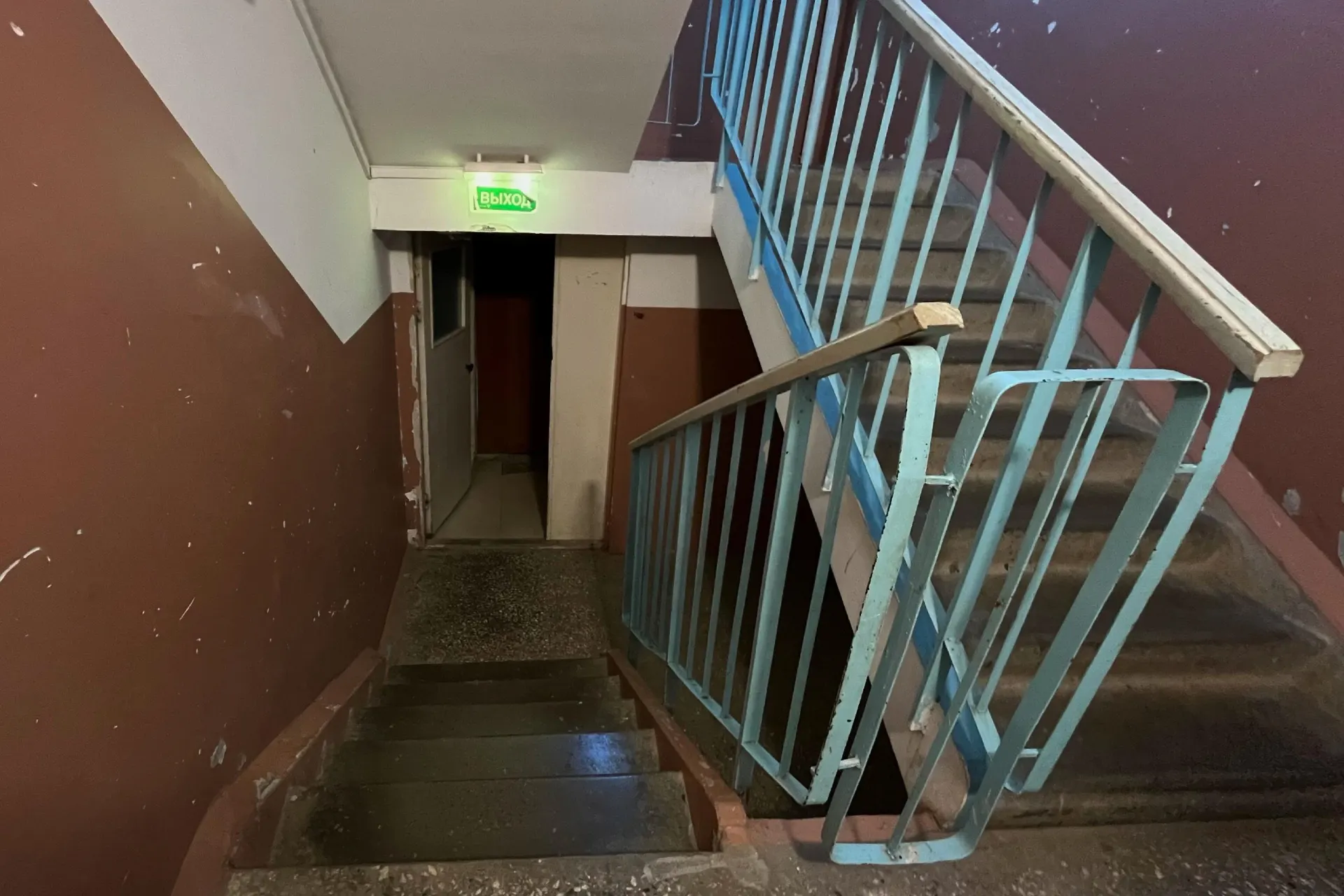 Мужчина, который в течение года преследовал и угрожал убить бывшую возлюбленную, напал на неё: облил кислотой и нанес ножевые ранения. У женщины серьёзные ожоги лица.