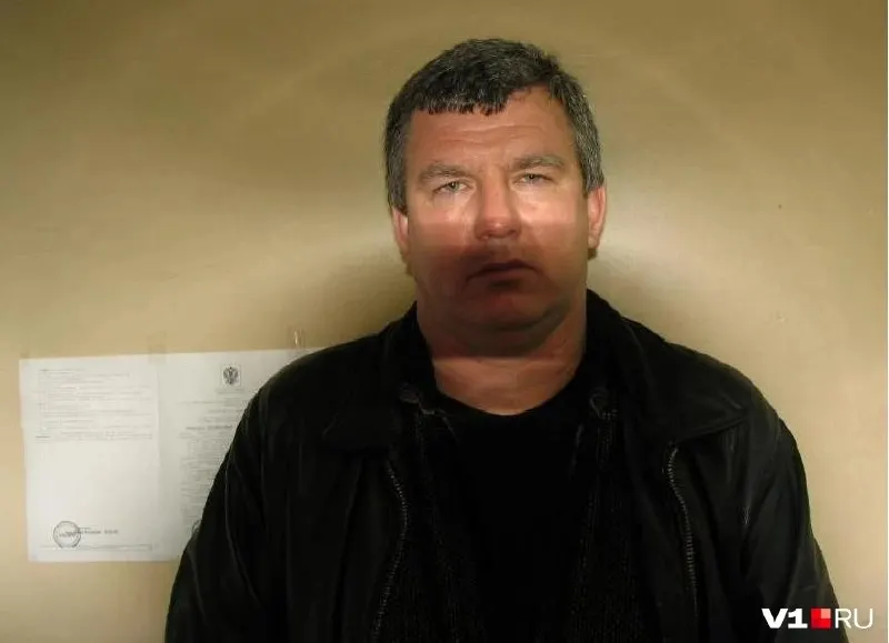 По версии следствия, 65‑летний житель Волгоградской области заказал нападение на 43‑летнего мужчину; трое предполагаемых исполнителей задержаны, пострадавший госпитализирован с тяжёлыми травмами.