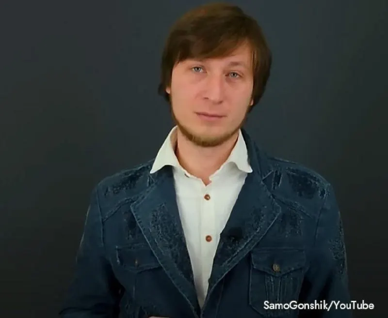 Алексей Заметаев рассказал, что узнал о публикации ещё в мае 2023 года, но заявление в полицию подал только в июне 2025-го. Активист обвиняется в клевете и незаконном использовании персональных данных; ранее ему избирали меру пресечения в виде домашнего ареста.