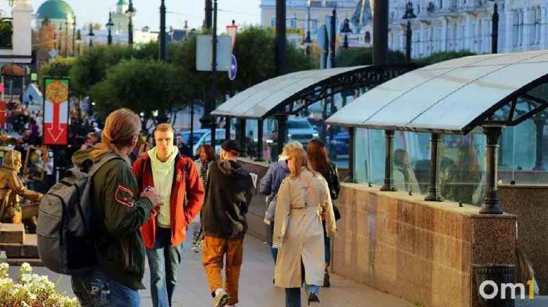 По производственному календарю при пятидневной рабочей неделе россияне будут отдыхать с 12 по 14 июня в связи с Днём России; 11 июня — укороченный рабочий день. В 2026 году других трёхдневных выходных не ожидается.