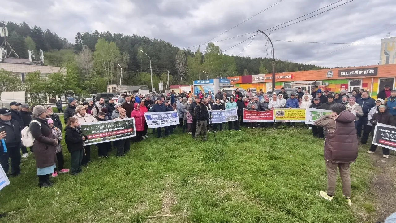 Около 200 человек приняли участие в митинге против планов застройки микрорайона и превращения его в транзитный узел из‑за проекта Восточного обхода. Под резолюцией собрано более 300 подписей.
