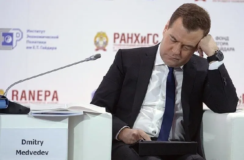 Партия подготовила брошюру с готовыми ответами на претензии избирателей — о блокировках интернета, росте цен, админресурсе, миграции и роли партии. Документ призван стать «настольной книгой» для кандидатов при общении с населением.