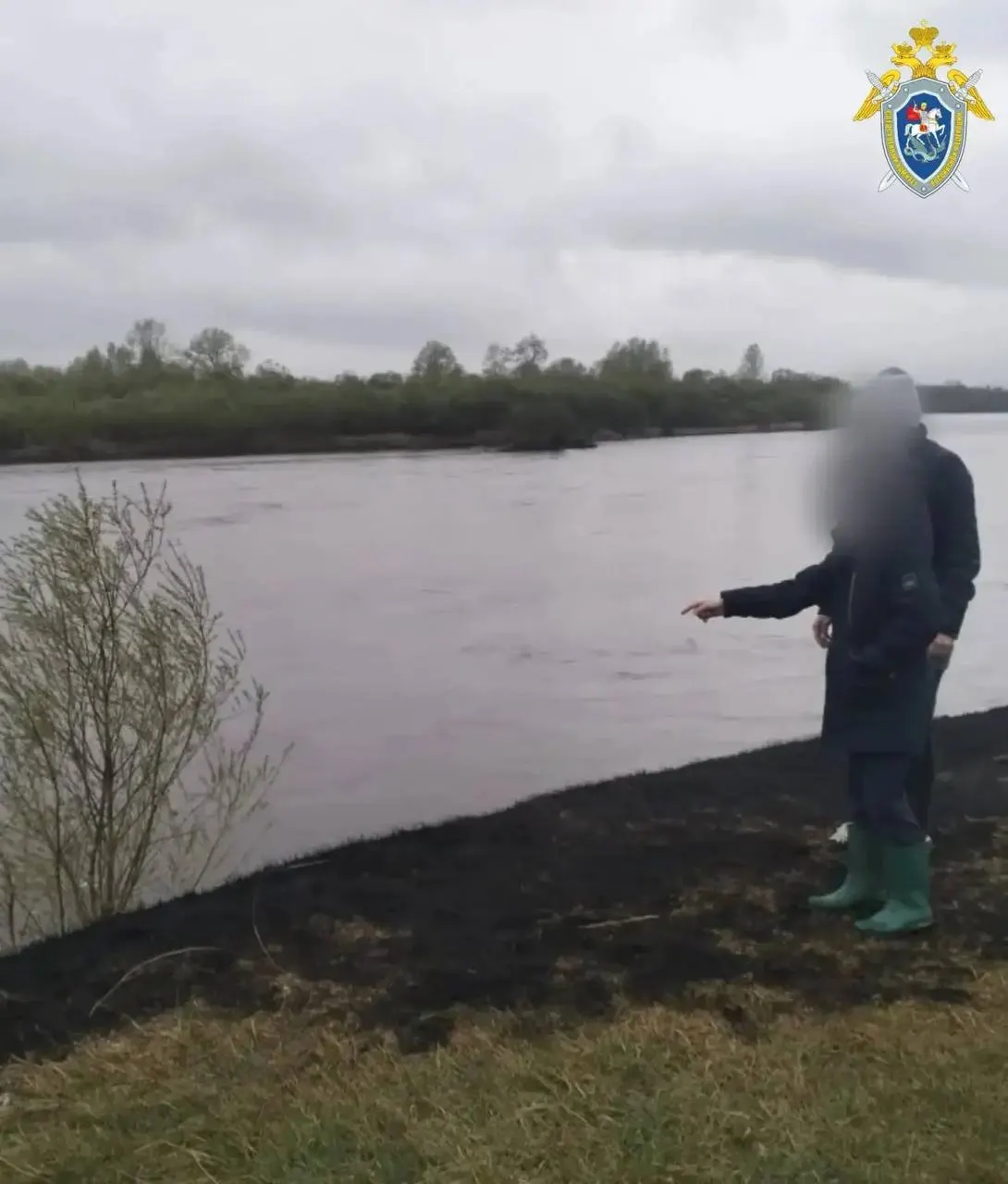 Ребёнок оступился на берегу в кооперативе «Сосна», упал в реку Иркут и был унесён течением. Поисками занимаются полиция, волонтёры и спасатели, следователи возбудили дело по статье о причинении смерти по неосторожности.