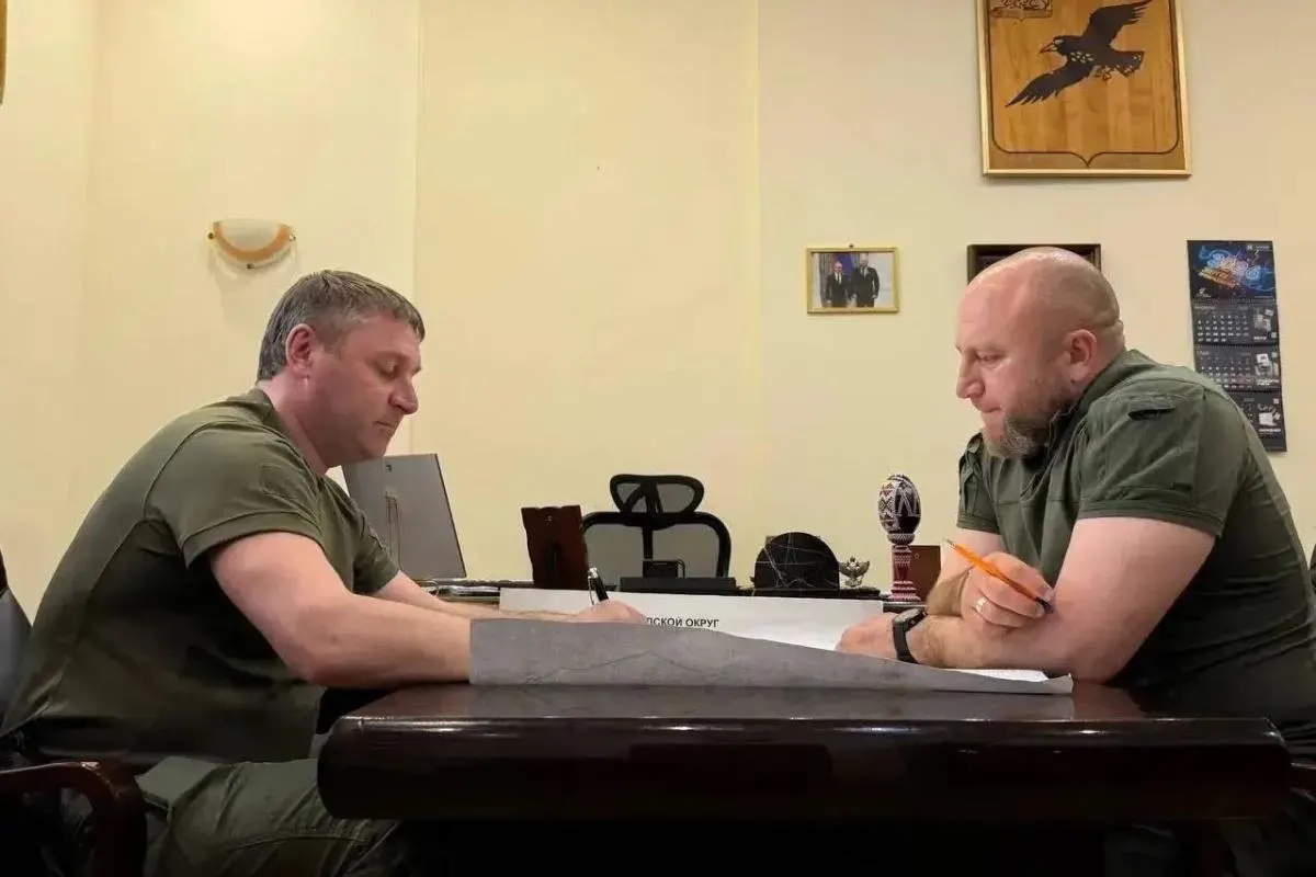 Врио губернатора Белгородской области был запечатлён на рабочей встрече в милитари вместе с главой округа. Это произошло на фоне рекомендаций не носить камуфляж в приграничье и недавних атак дронов.