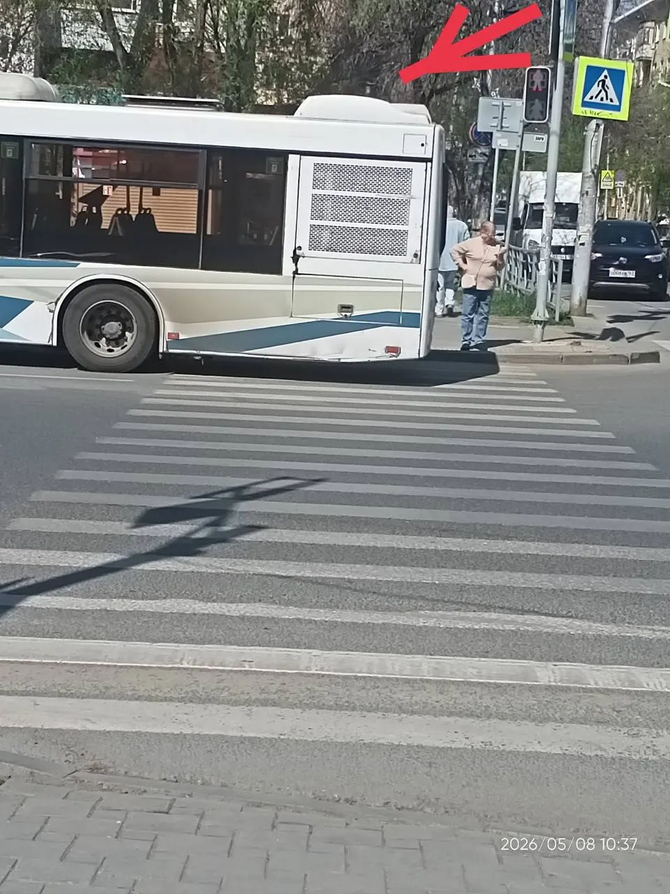 На улице Агибалова напротив Губернского рынка водители оставляют автобусы с работающими двигателями прямо на «зебре». Жители просят установить запрещающий знак, несмотря на то, что стоянка на пешеходном переходе запрещена.