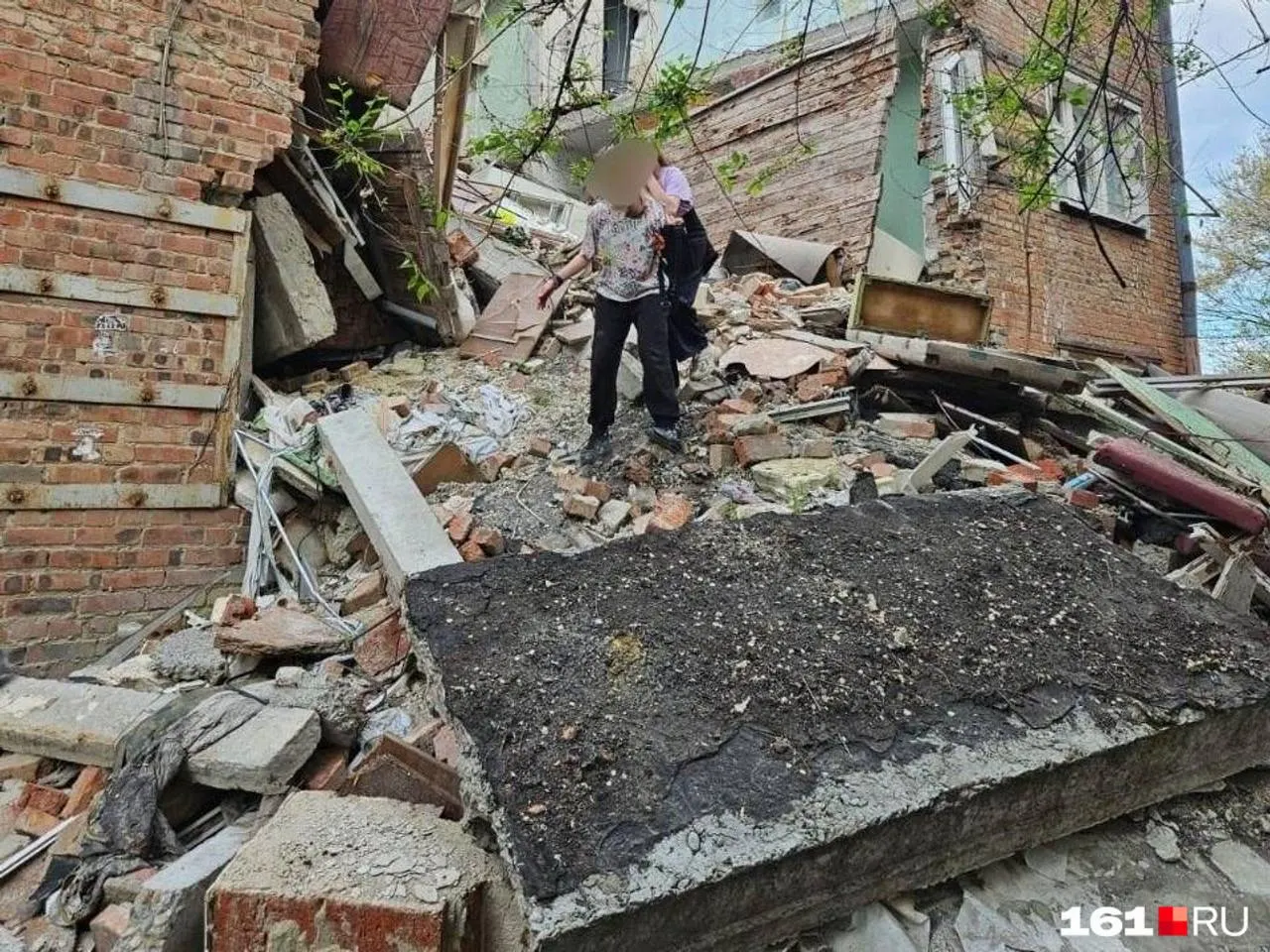 Заброшенный дом на Нариманова, 72/3 не охраняют: подростки залезают на крышу, внутри оставлены вещи жильцов. Соседи боятся, что из‑за бездействия ответственных здание может рухнуть на прохожих.