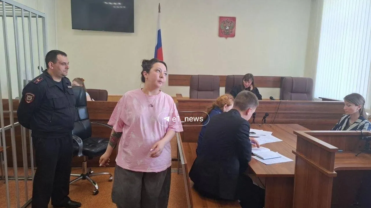 В суде мать пострадавшего заявила, что её сожитель, которого обвиняют в избиении ребёнка, относится к сыну дружелюбно и просил прощения; инцидент произошёл, когда подросток попытался заступиться за мать.