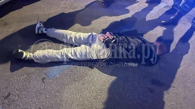 В Санкт-Петербурге конфликт у бара перерос в драку: мужчина, которого прозвали «местным Тайсоном», откусил ухо одному из молодых людей. Подозреваемого задержала Росгвардия, ухо передали врачам.