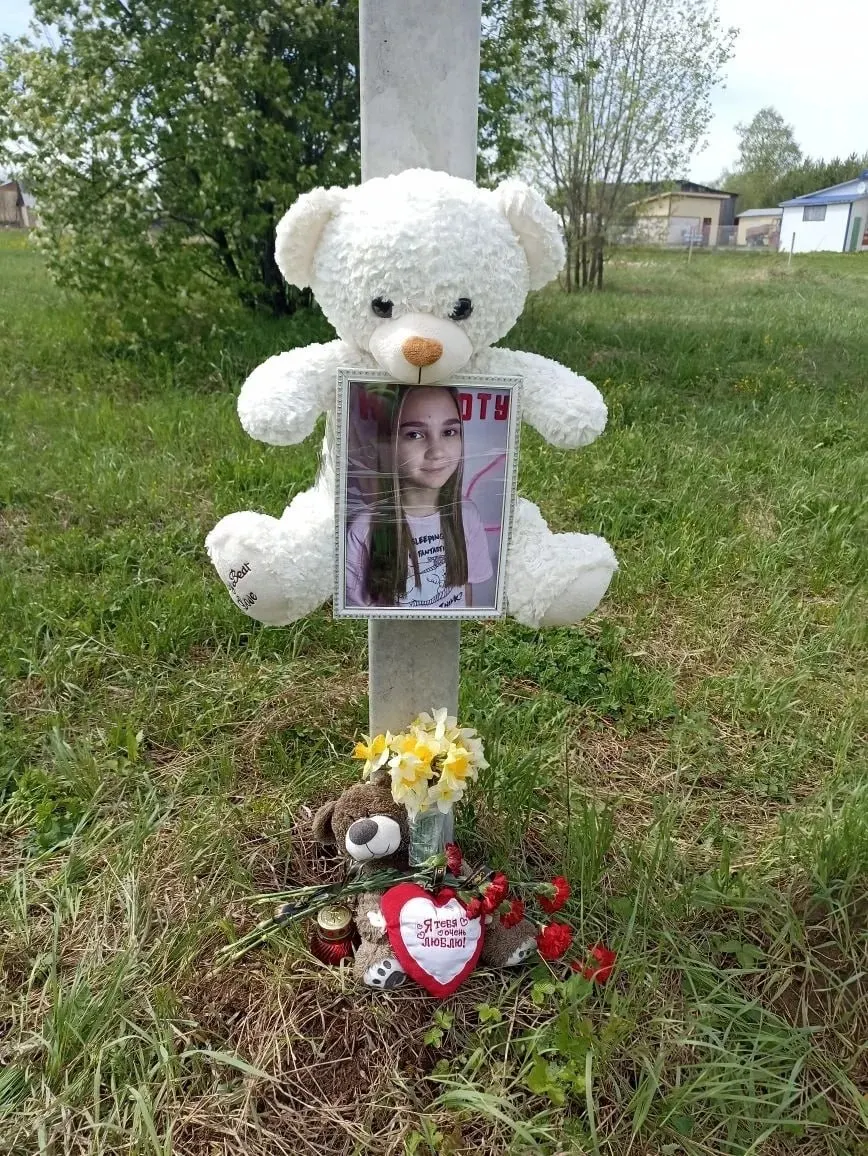 Девочка погибла на пешеходном переходе 10 мая. Следствие провело эксперимент и установило, что ребёнок переходил дорогу по правилам. Семья просит установить в опасном месте «лежачих полицейских» и светофор.
