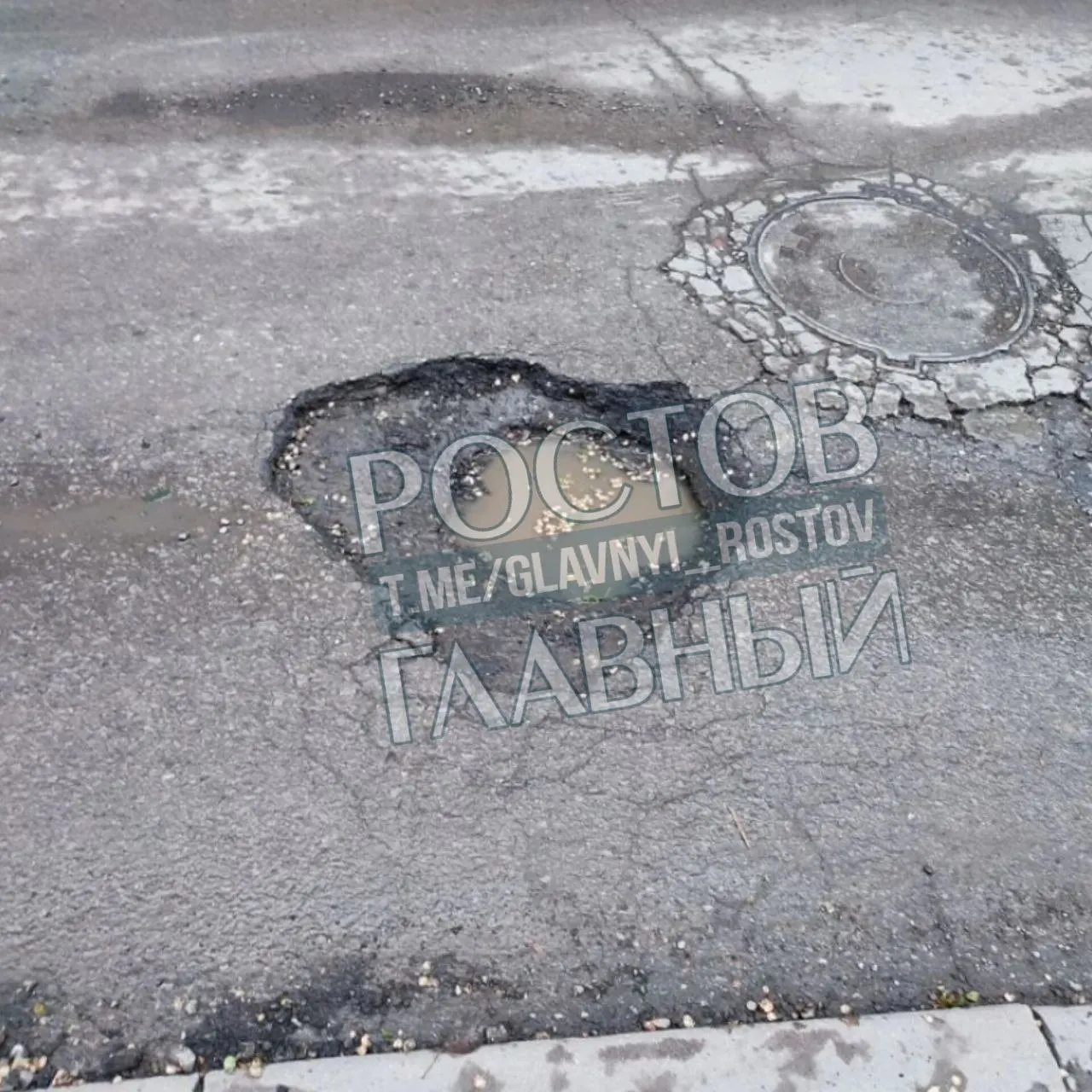 Жители Сельмаша отмечают, что ямы глубиной 15–20 см на улицах Металлургической и Алексея Береста опасны в дождь и повреждают подвеску, диски и шины автомобилей. Просят привести дороги в порядок.