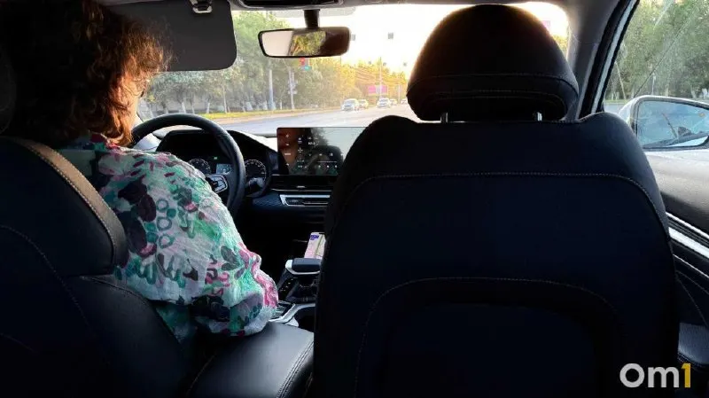 Пассажиры в Омске начали замечать в «Яндекс Такси» автомобили белорусско‑китайского бренда Belgee: одна из машин оказалась практически новой, с пробегом всего 127 км.