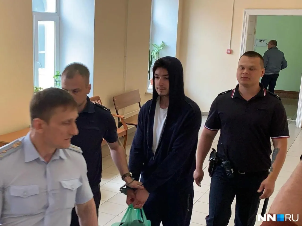 Уголовное преследование по статье о хулиганстве в отношении 21‑летнего нижегородца Сергея Корнилова отменили; ему сохраняется ответственность по делу об агрессивном вождении и введены ограничения.