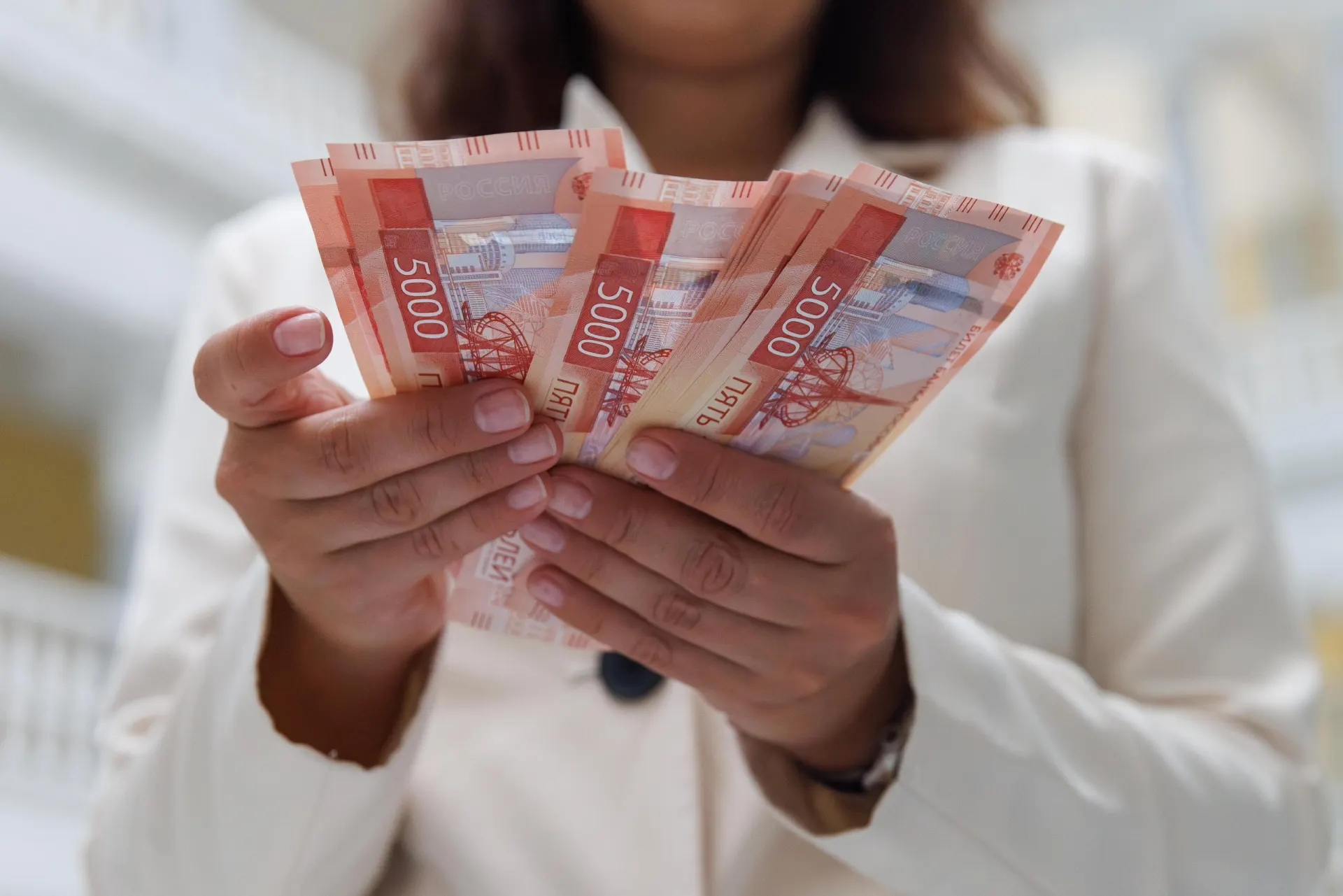 В 2025 году женщины на крупных и средних предприятиях в среднем зарабатывали на 33,7% меньше мужчин; в сферах культуры и спорта разрыв достигает 39%.