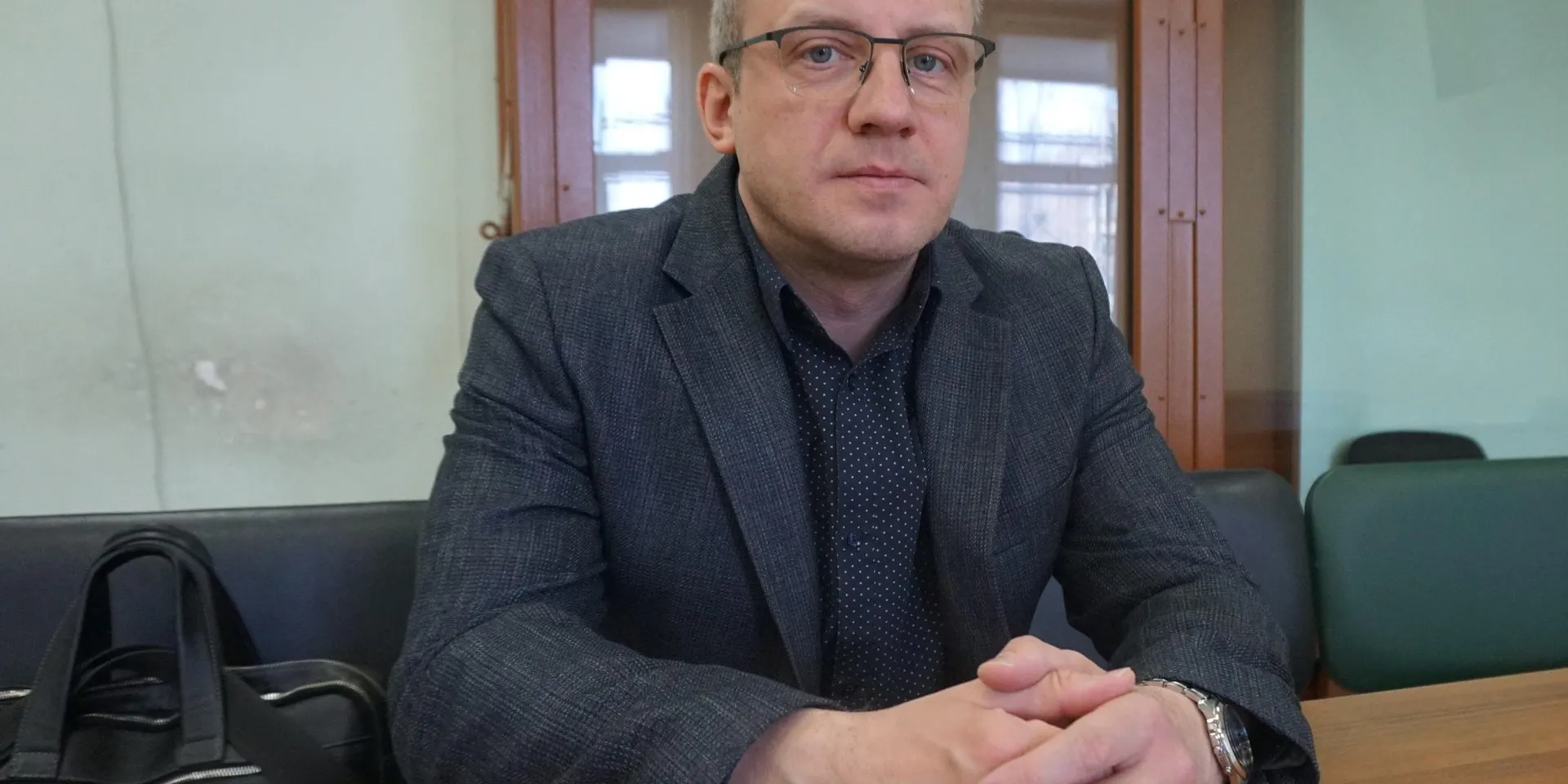 Следствие утверждает, что адвокат присвоил 6 млн рублей, которые ему якобы передала подзащитная в обмен на обещание прекратить уголовное дело; ему предъявлено обвинение по ч. 4 ст. 159 УК РФ.