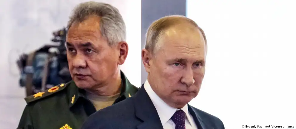 Журналист Роман Анин заявил, что бывший министр обороны сохраняет большой политический вес и может стать фактором дестабилизации внутри элиты; по его словам, усиливаются трения между силовыми структурами и растёт риск борьбы кланов.