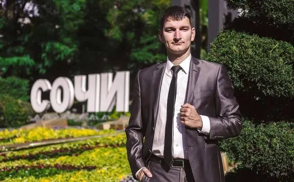 Сочинский суд приступил к пересмотру дела Валова: девять лет назад его оштрафовали на миллион рублей по иску депутата, а сейчас в суд представили новые доказательства возможных нарушений антикоррупционного законодательства со стороны бывшего депутата.