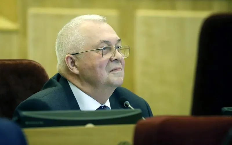 Зампред регионального отделения партии Владимир Ворожцов подал в отставку — заявление будет рассмотрено на сессии заксобрания 28 мая. На его место может войти топ‑менеджер, а внутри партии разгорелся конфликт.