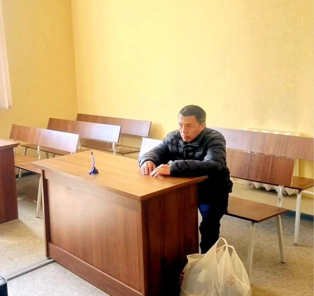 Областной суд уменьшил срок ареста 42‑летнему оренбуржцу Серикову Таспакову по делу о мелком хулиганстве: вместо 14 суток ему назначили четыре. Инцидент произошёл 1 мая у «Екатеринбург Арены».