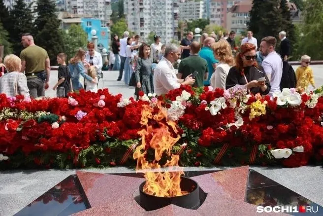 9 мая в Сочи пройдут возложения цветов к 105 памятникам, а в Чёрном море спустят Венок Памяти.