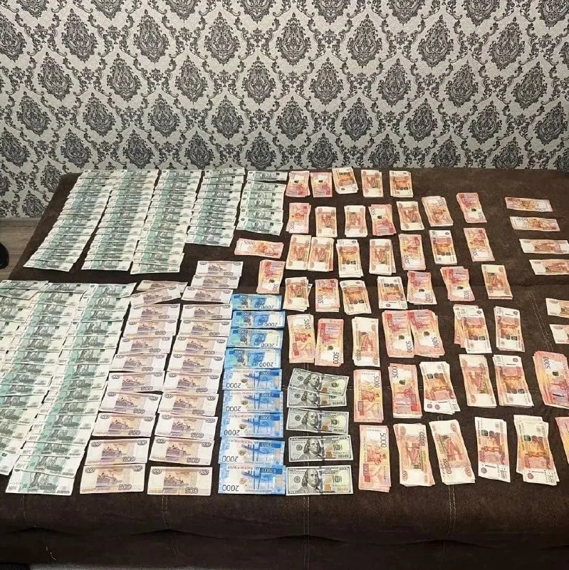Полицейские задержали 40-летнего мужчину после сбыта двух граммов марихуаны. При обыске изъяли около 500 г конопли и гашиша, свыше 2,5 млн руб., весы и упаковочные материалы. Возбуждено уголовное дело.