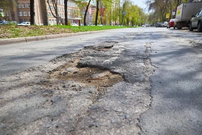 В ходе проверки обнаружены повреждения дорожного покрытия около жилых домов; в адрес ответственной организации внесено представление об их устранении.