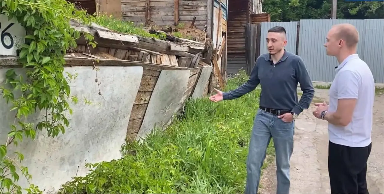 После шести лет ожидания Руслан и Алёна Алиевы получили отказ в участии в программе из‑за 1/8 доли в доме, который сгорел десять лет назад. Через суд семье вернули сертификат почти на миллион рублей, что помогло погасить часть ипотеки.