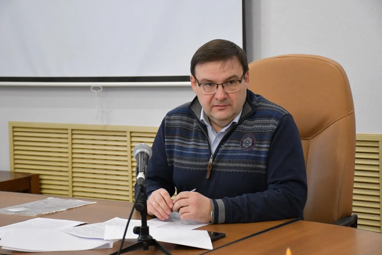Депутат прибыл оценить капремонт школы в Шексне в рамках «народной» программы. Но финансирование работ осуществляется через государственную программу «Развитие образования» за счёт бюджетов, а не за счёт партийных средств; функции контроля принадлежат профильным госорганам.