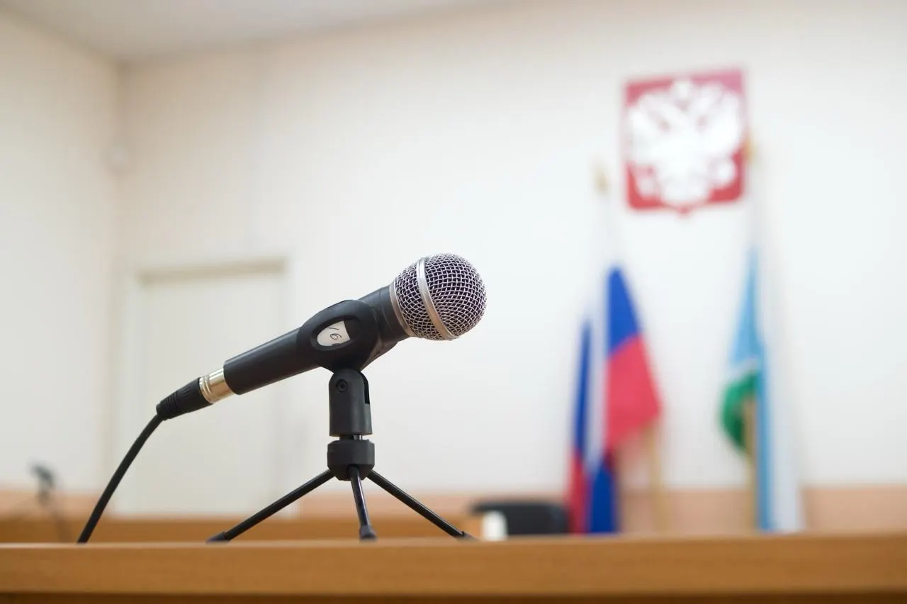 Суд в Краснотурьинске признал украинца виновным в нарушениях миграционного законодательства и обязал к депортации. После отбывания наказания ему запретили въезд в Россию на три года, однако фактическая отправка на родину затруднена.