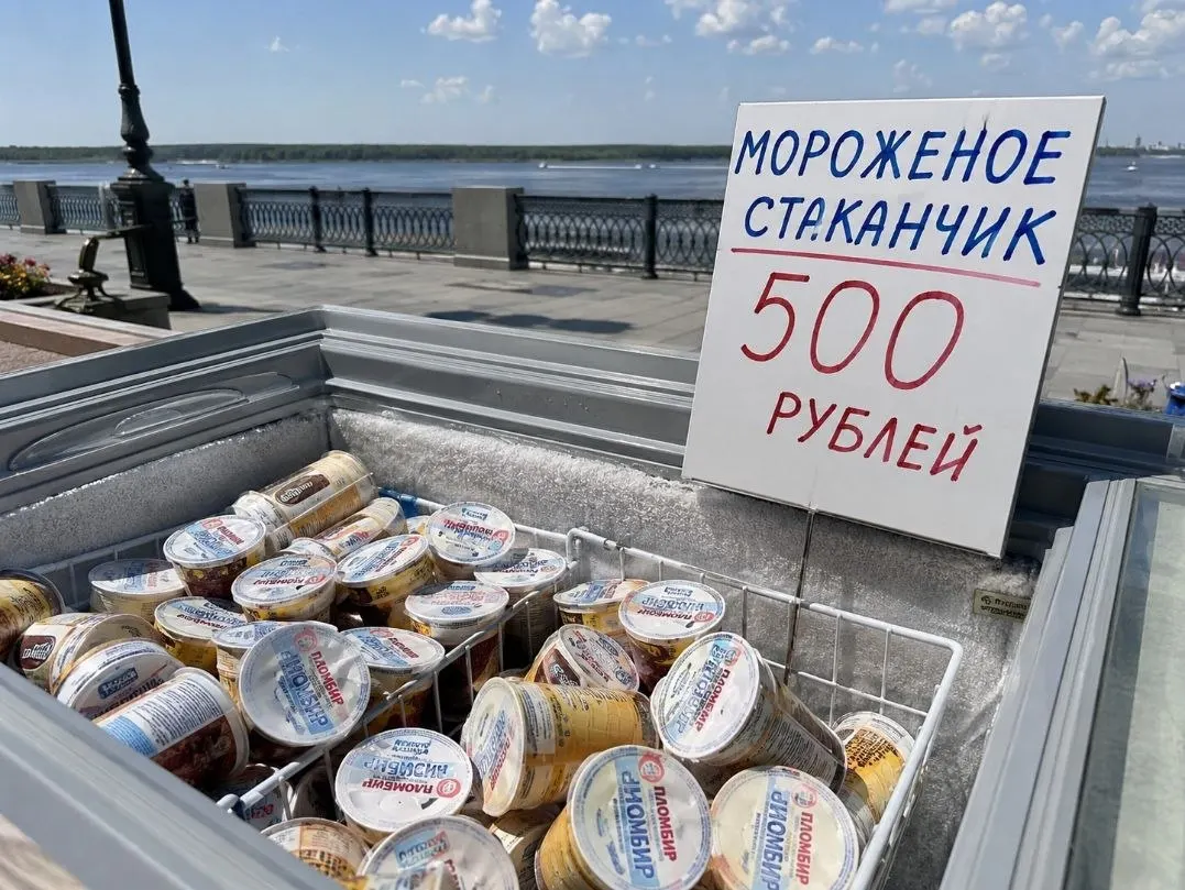 Депутаты предложили увеличить арендную плату на набережной в несколько раз — это может привести к заметному росту цен на простые товары, например, мороженое.