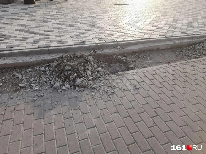 На площади перед Дворцом спорта в Ростове частично демонтировали недавно уложенную плитку. Официальных объяснений пока нет.