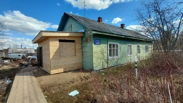 Почтовое отделение в Верхней Шарденье прекратило работу после увольнения единственной сотрудницы: ремонт приостановлен, территория вокруг здания признана опасной для жителей.