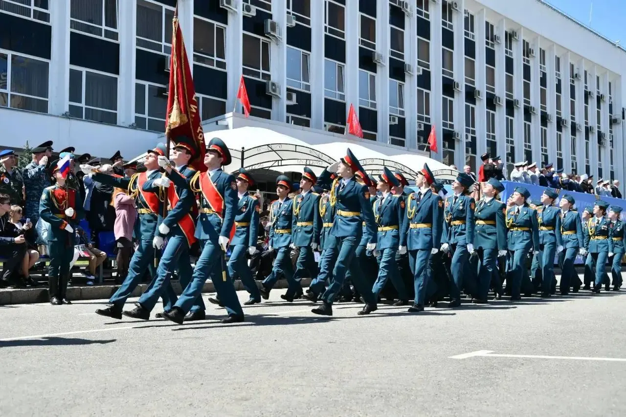 Парад начнётся 9 мая в 10:00 на Главной городской площади. Информация о местах для зрителей, входах, досмотре и рекомендациях по приезду.