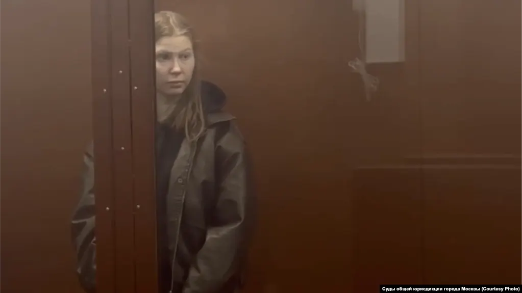Московский суд признал Ксению Белоусову виновной в оскорблении чувств верующих после публикации фото и видео кальяна в форме пасхального кулича. С учётом предыдущего условного приговора ей назначили три года и 25 дней колонии.