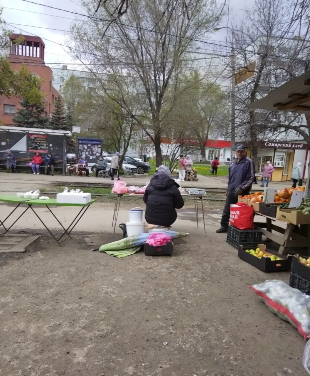Напротив стоматологии на Советской, 7 организовали постоянные торговые точки, которые перегородили проход к трамвайной остановке — жители жалуются на грязь, мусор и отсутствие реакции со стороны ответственных лиц.