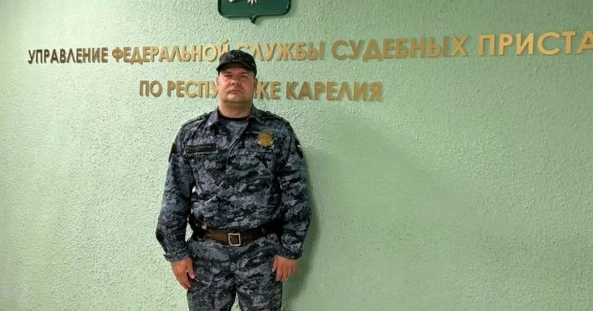 Во время судебного заседания одному из ответчиков внезапно стало плохо. Судебный пристав Андрей Якушев оперативно оказал первую помощь и стабилизировал состояние мужчины до приезда скорой.