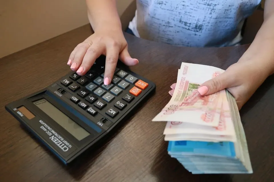 Главный специалист по финансам Усть‑Калманского района подделывала реестры начисления зарплат и переводила средства на личные счета. Суд назначил ей три года условно, часть ущерба уже возмещена.