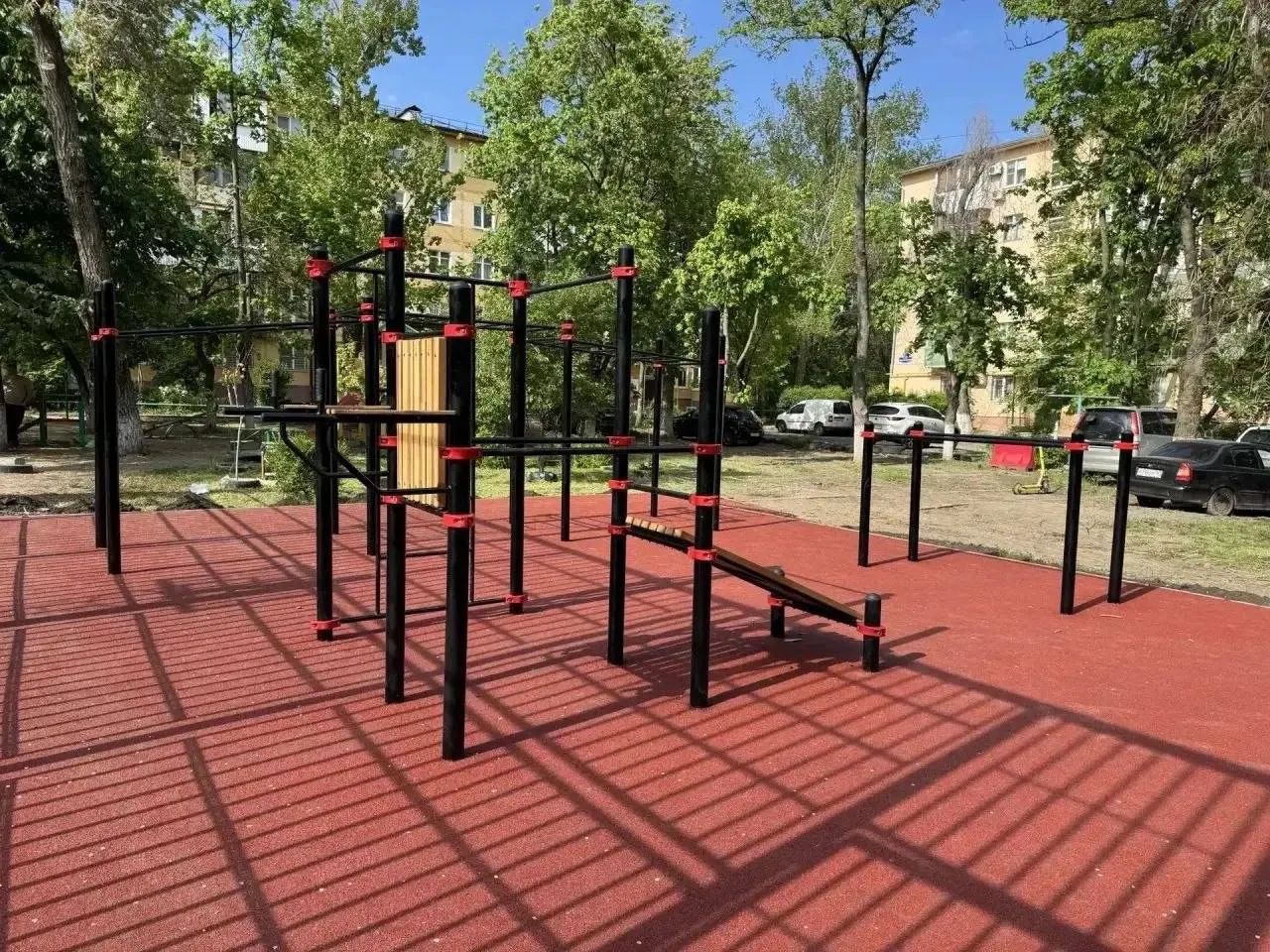 На Коммунистическом, 23/1 появилась площадка для баскетбола, волейбола и уличной гимнастики; за занятиями закреплён инструктор, который будет проводить тренировки и турниры по расписанию.