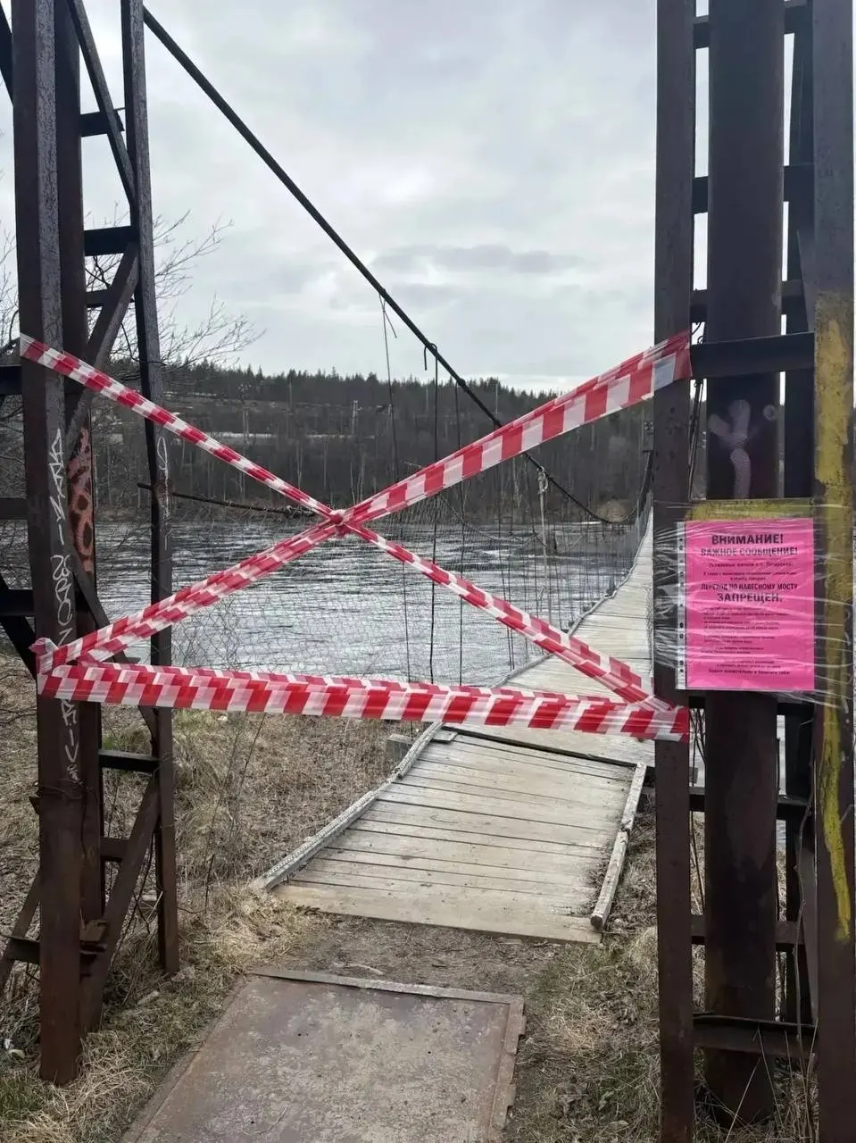 В нескольких населённых пунктах Кольского округа Мурманской области принимают превентивные меры из‑за ожидаемого подъёма уровня воды в реке Кола — по прогнозу Мурманского УГМС он может достигнуть 330–370 см. Мониторинг ситуации проводят ежечасно.