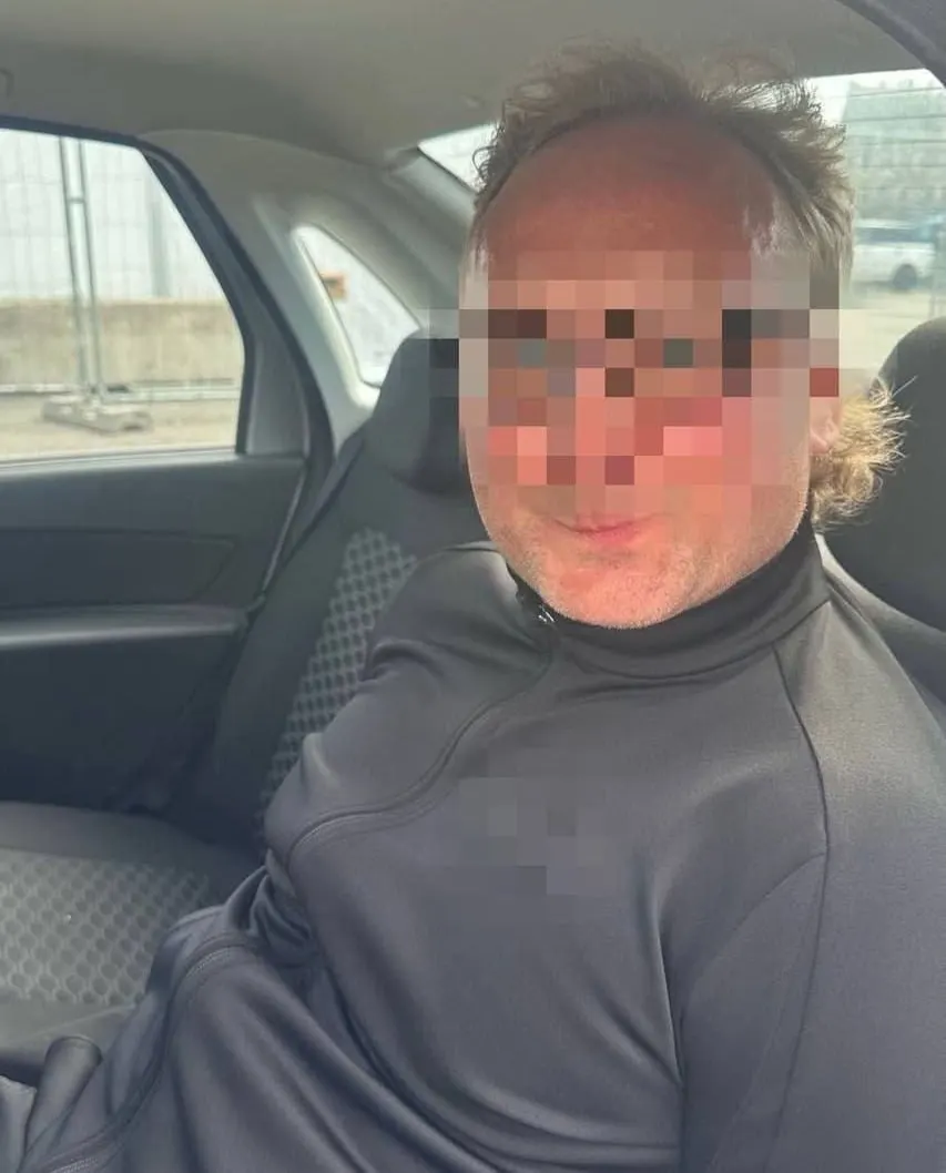В Георгиевском зале Эрмитажа 46‑летний мужчина поднялся на Большой императорский трон, зачитал обращение о взятках и проблемах бизнеса, угрожая ножами; посетителей эвакуировали, нарушителя задержала Росгвардия.