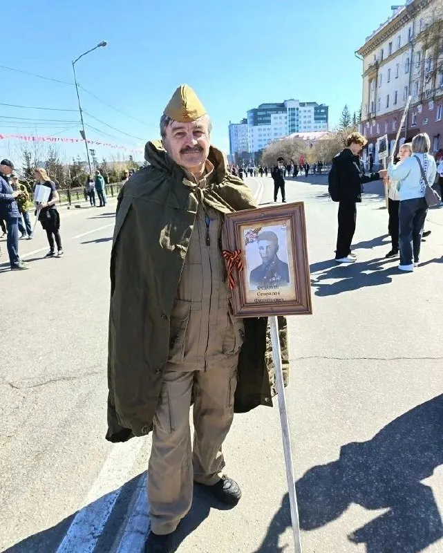 Максим Иванович пришёл на шествие с единственным портретом деда — Спиридона Филипповича Федюнина, призванного в 1941 году и погибшего под Ржевом в 1942-м. Рядом шли сёстры с портретом их отца Павла Фёдоровича, призванного из Иркутска.