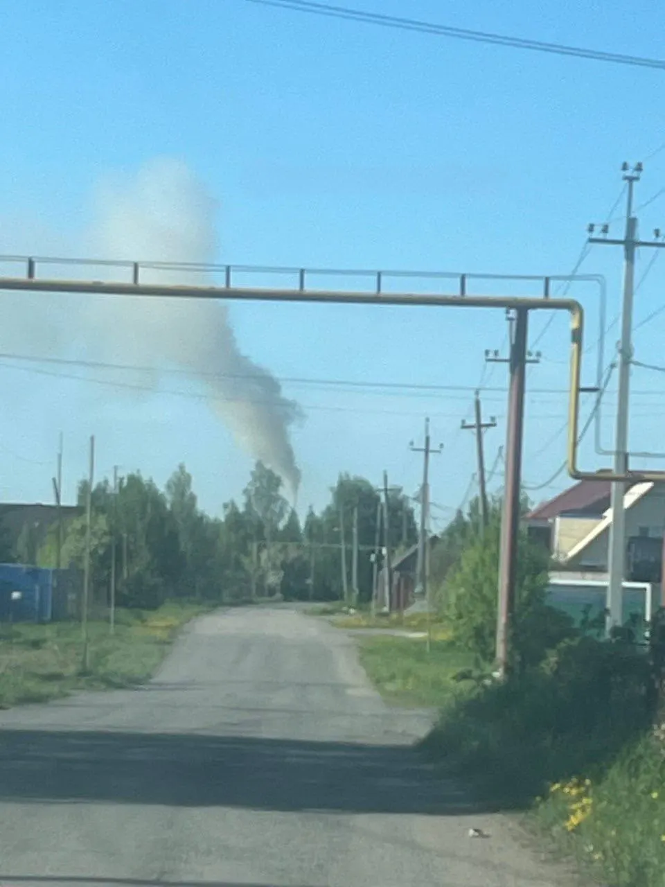 Деревня Вознесенка в Челябинской области уже несколько лет страдает от дыма и резкого запаха с соседнего асфальтобетонного завода; по словам жителей, органы власти ссылаются на частную собственность предприятия и не вмешиваются.