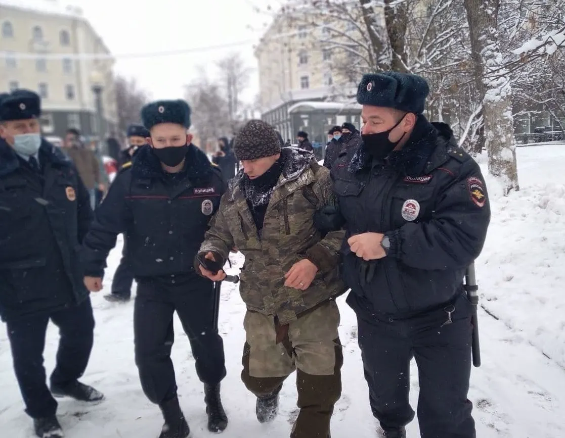 49‑летнего мужчину признали виновным в призывах к экстремизму и терроризму за комментарии в соцсети в 2022–2023 годах; по материалам дела он призывал к насилию и свержению власти. Суд учёл и прежние судимости.