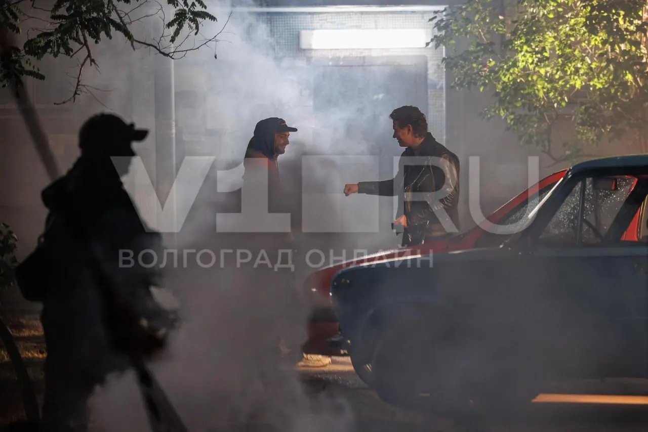 Во дворе дома на улице Дружбы в Волжском прошли ночные съёмки фильма о лидере группы «Сектор Газа». Детская площадка была занята съёмочной группой, а соседи собрались посмотреть процесс со скамей, деревьев и балконов.