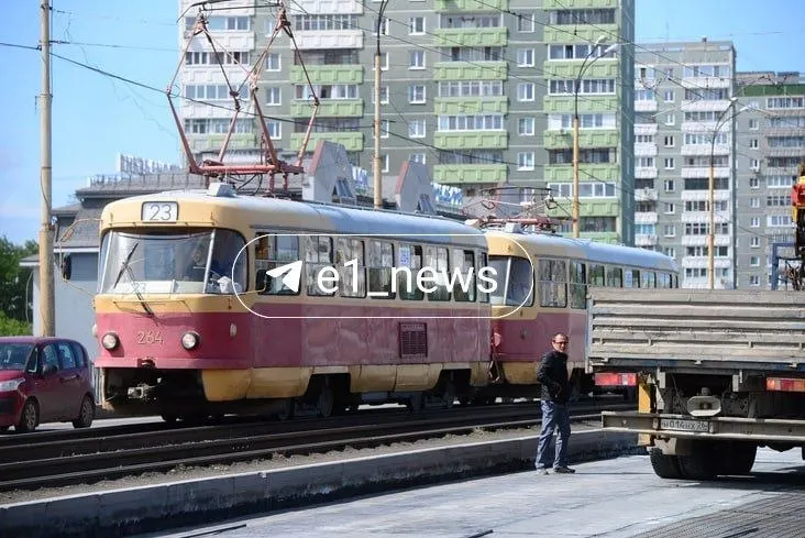 Мать 14‑летнего подростка заявляет, что конфликт начался с замечания за шум в трамвае, а эскалация произошла после того, как по её словам пожилой пассажир ударил ребёнка — тогда друзья применили перцовый баллончик, чтобы защититься.