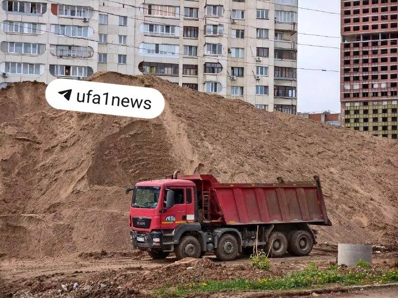 Для продления улицы Города Галле до Восточного выезда требовалось изъять 81 участок — 80 оформлены, по последнему собственнику идёт судебный спор. Работы идут, завершить планируют до конца 2026 года.