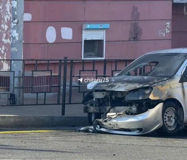 Утром на улице Полины Осипенко, 22, загорелся легковой автомобиль. Пожарные и скорая приехали на место, по предварительной версии причиной стал взрыв аккумулятора; оформлять ДТП не потребовалось.
