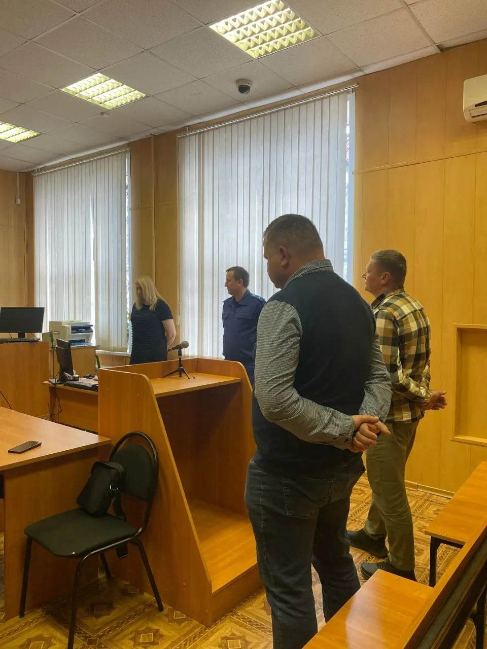 Двое бывших сотрудников полиции признаны виновными в сговоре и незаконной добыче рыбы на особо охраняемой территории; каждому назначено по два года принудительных работ и удержание 10% заработка.